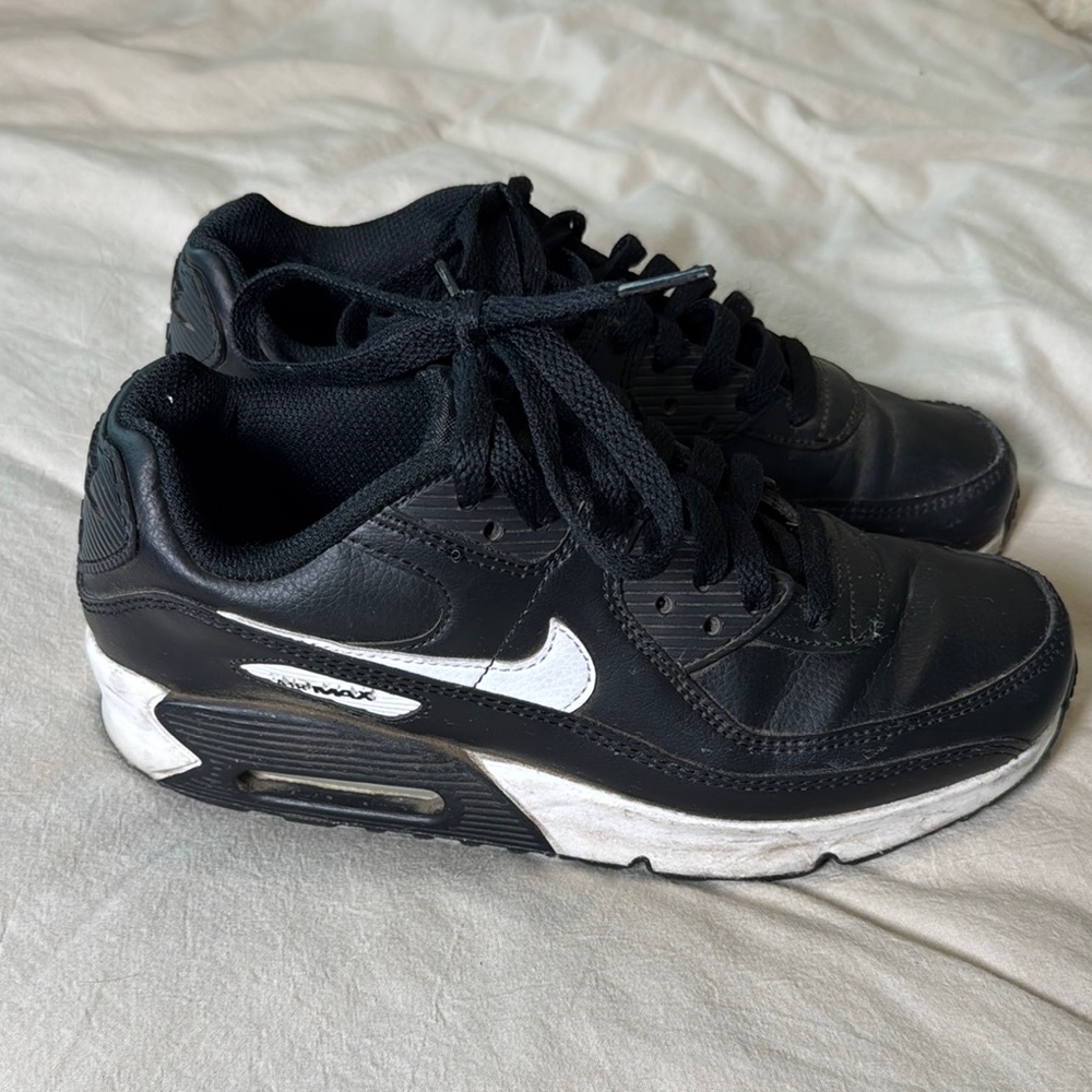 Nike Black and White Athletic Shoes - Picture 1 of 3